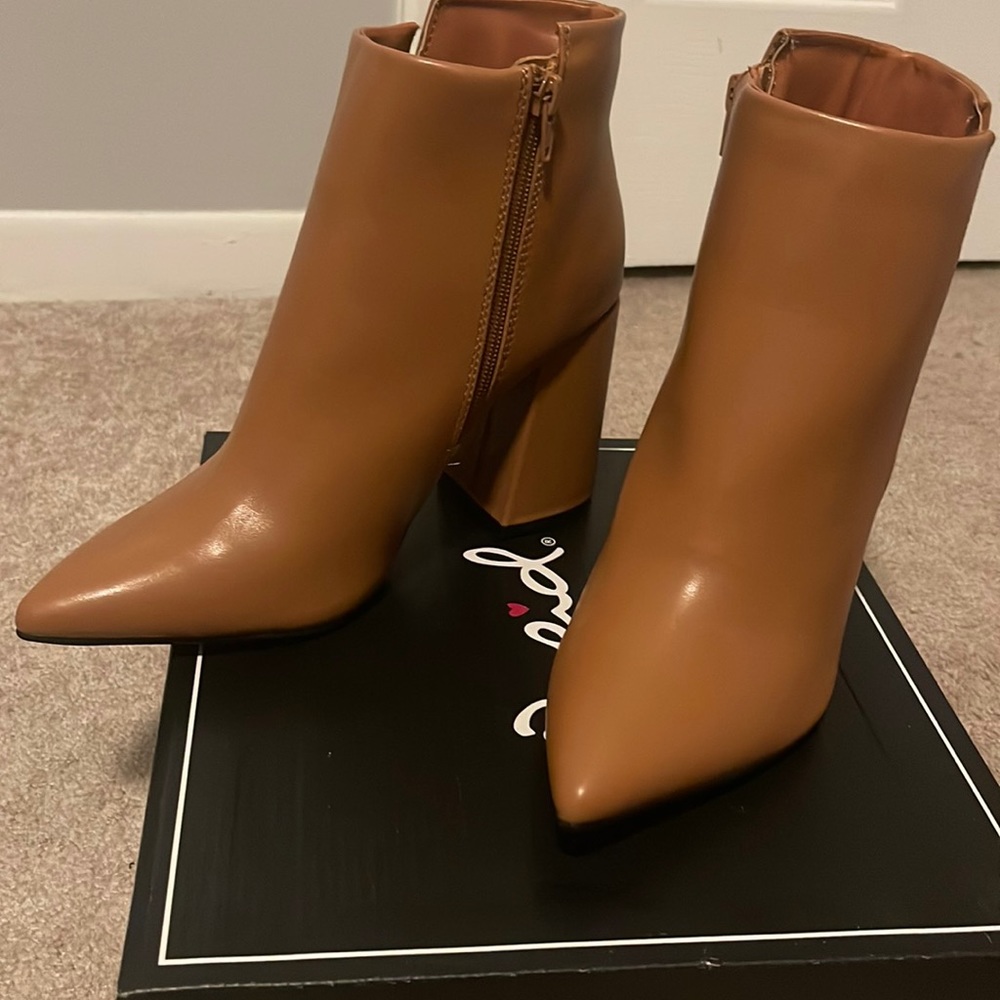 NWOT Camel Pu Boot